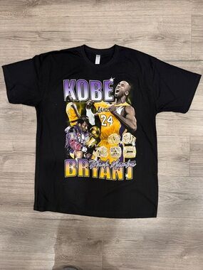 Kobe Bryant Black Mamba 5 Rings Graphic Tee Men’s Size Extra Large